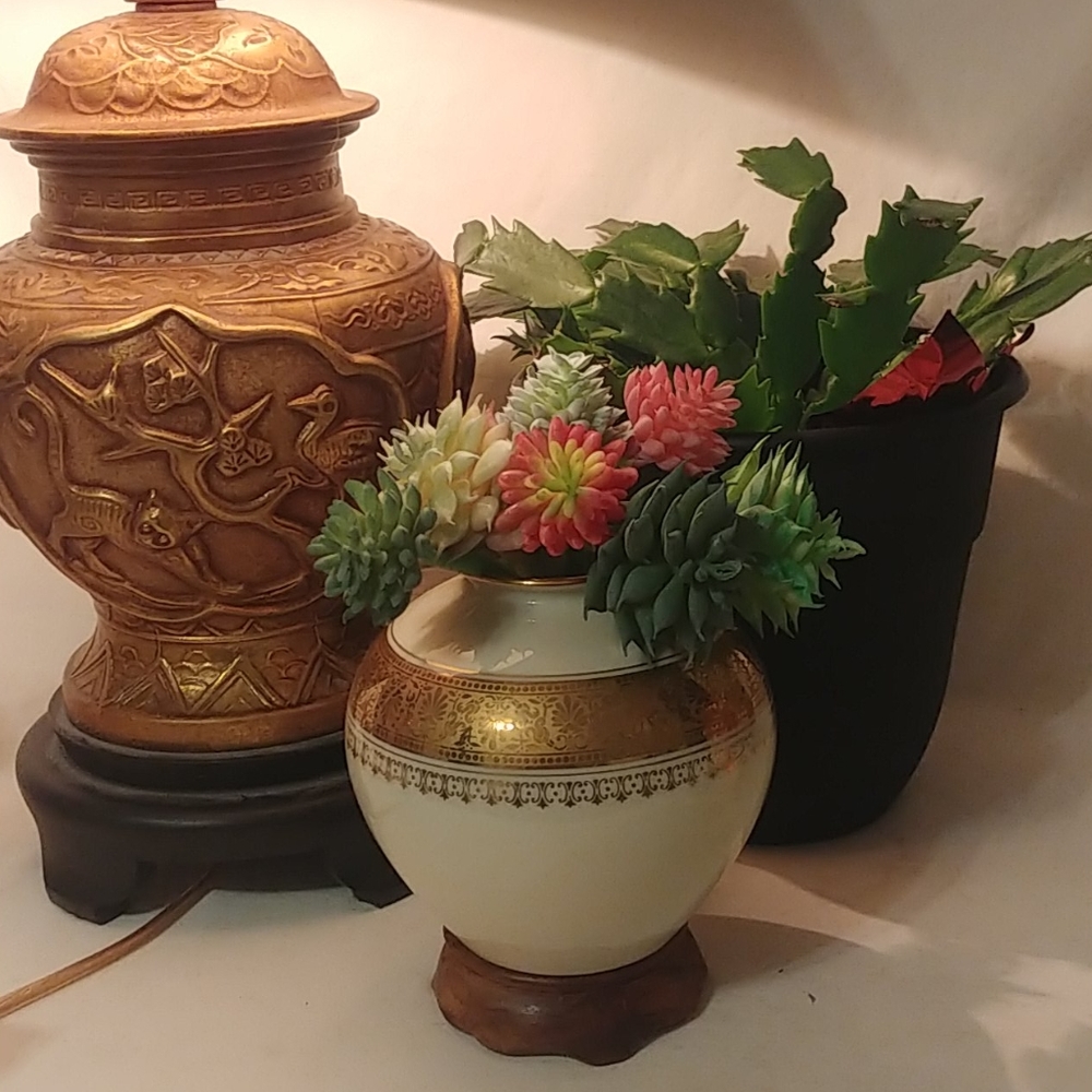 Vintage Thomas Ivory Gold gild Vase